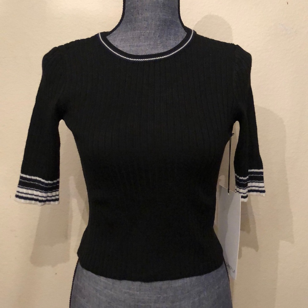 Short sleeves knitted sweater